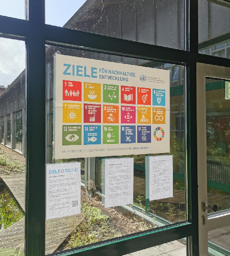 Plakat der SDGs mit Einleitungstext zur Rallye durch die Schule